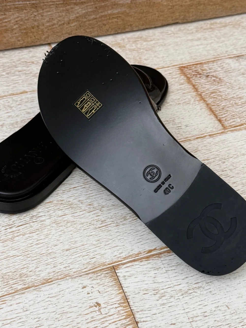 UNWORN Chanel black patent leather Interlocking CC logo slides 40